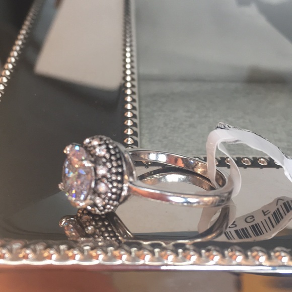 Gorgeous White CZ ring on Silver Plated - Picture 3 of 4